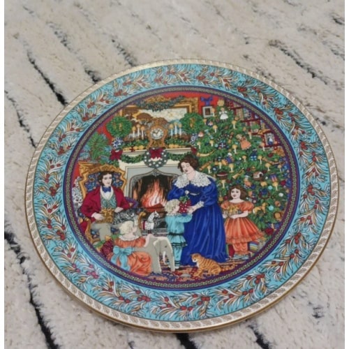 Royal Worcester Christmas Day Collectors Plate Past Series Sue Scullard